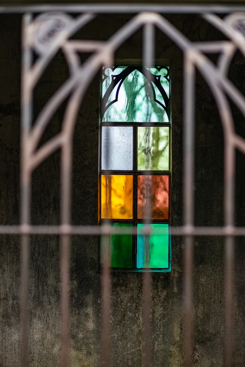 Stained glass window 