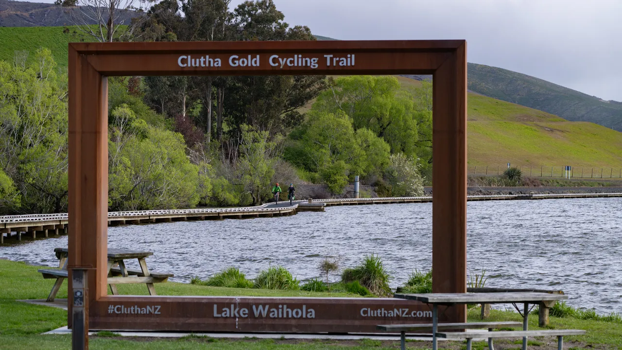 Clutha Gold Trail - Lake Waihola - Spring 2025 - credit Brook Sabin (5)