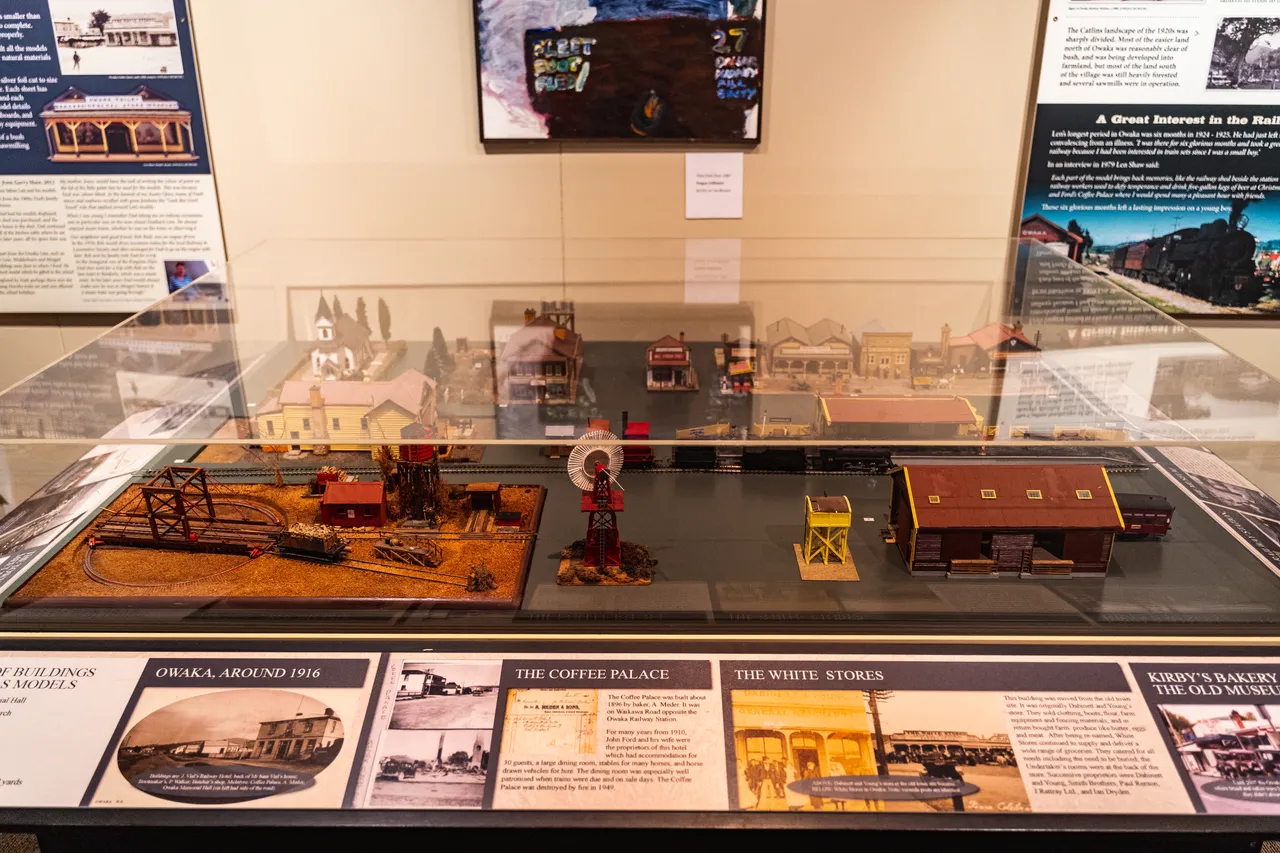 Glass museum display+