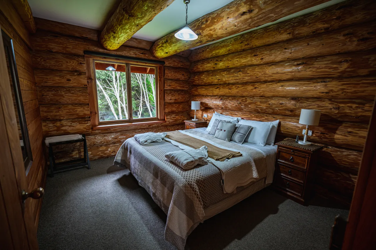 Room with double bed