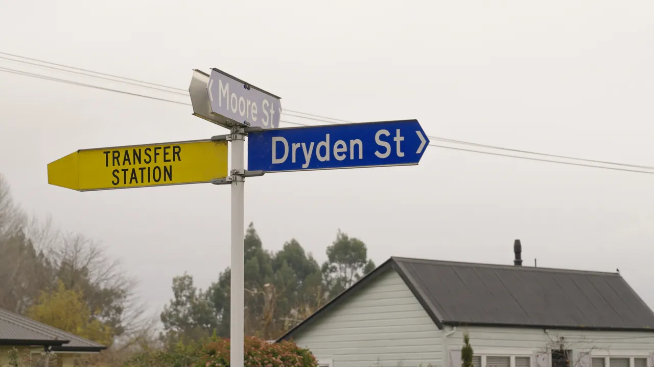 0624-Clutha-Milton-Signs-16