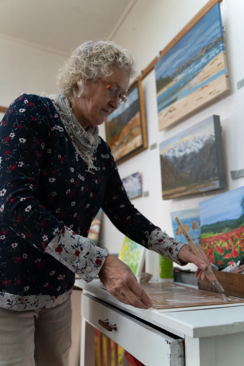Beth Linklater with paintings