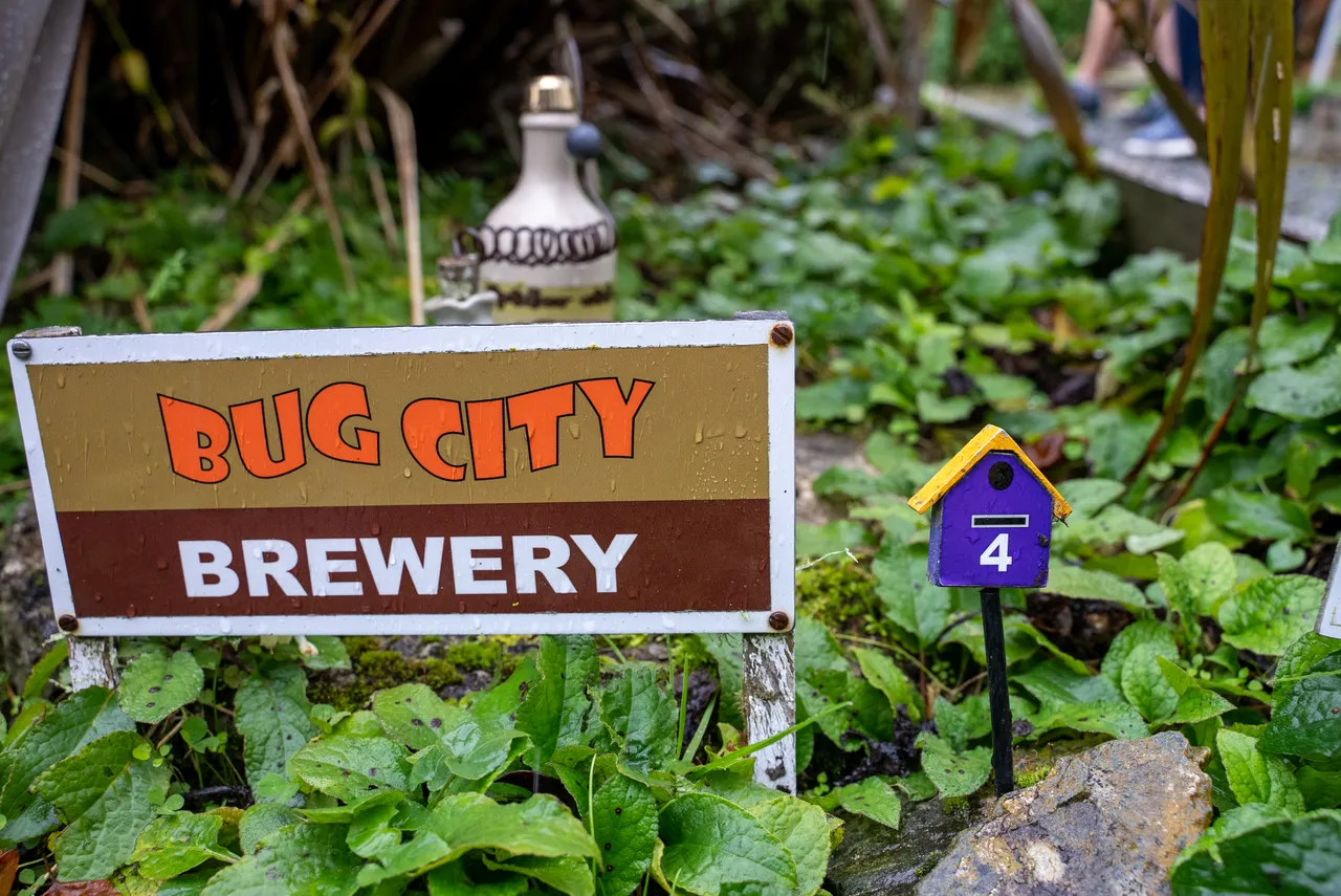 Sign and bug house