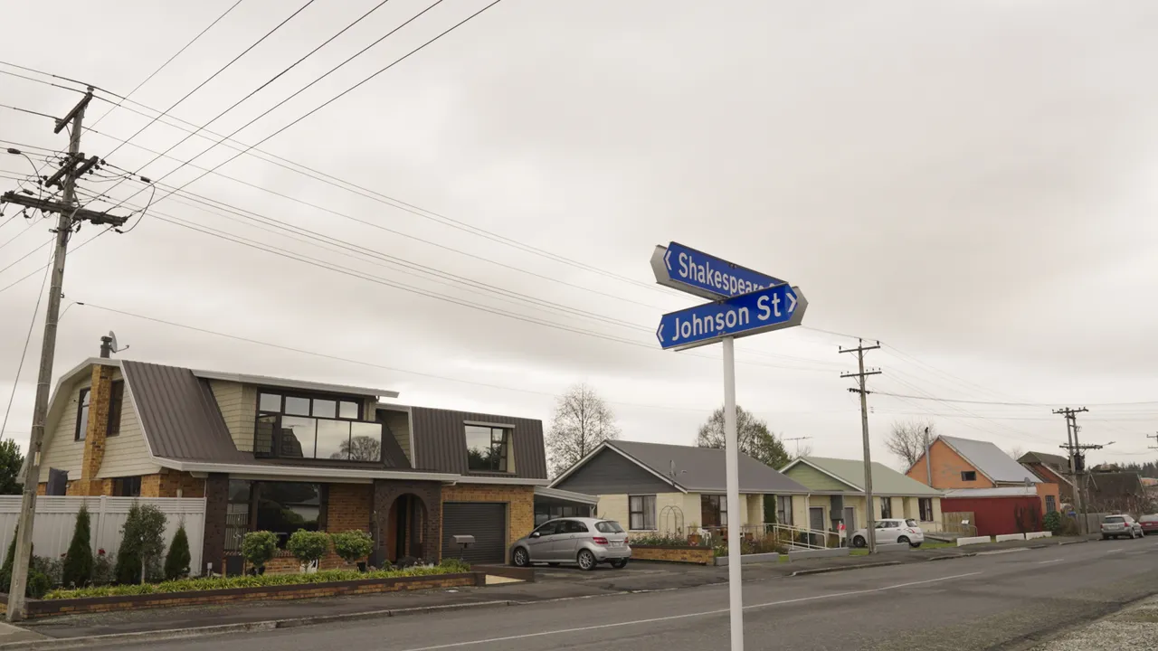 0624-Clutha-Milton-Signs-07