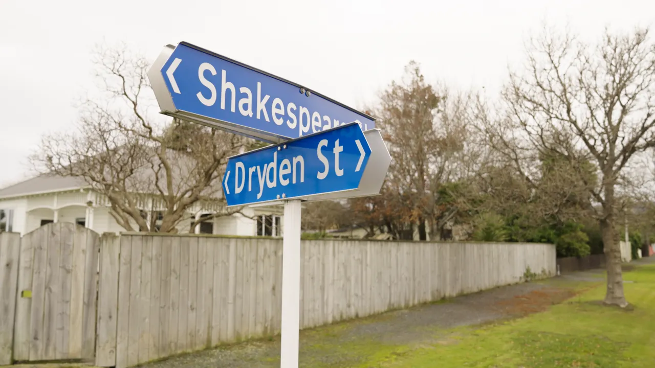 0624-Clutha-Milton-Signs-13