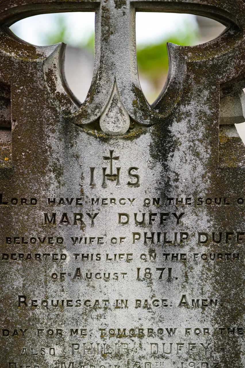 Details on headstone