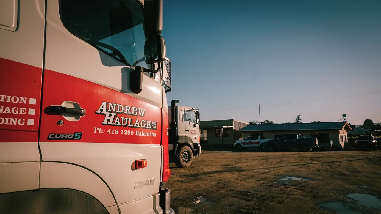 0825-Clutha-Andrew Haulage-13