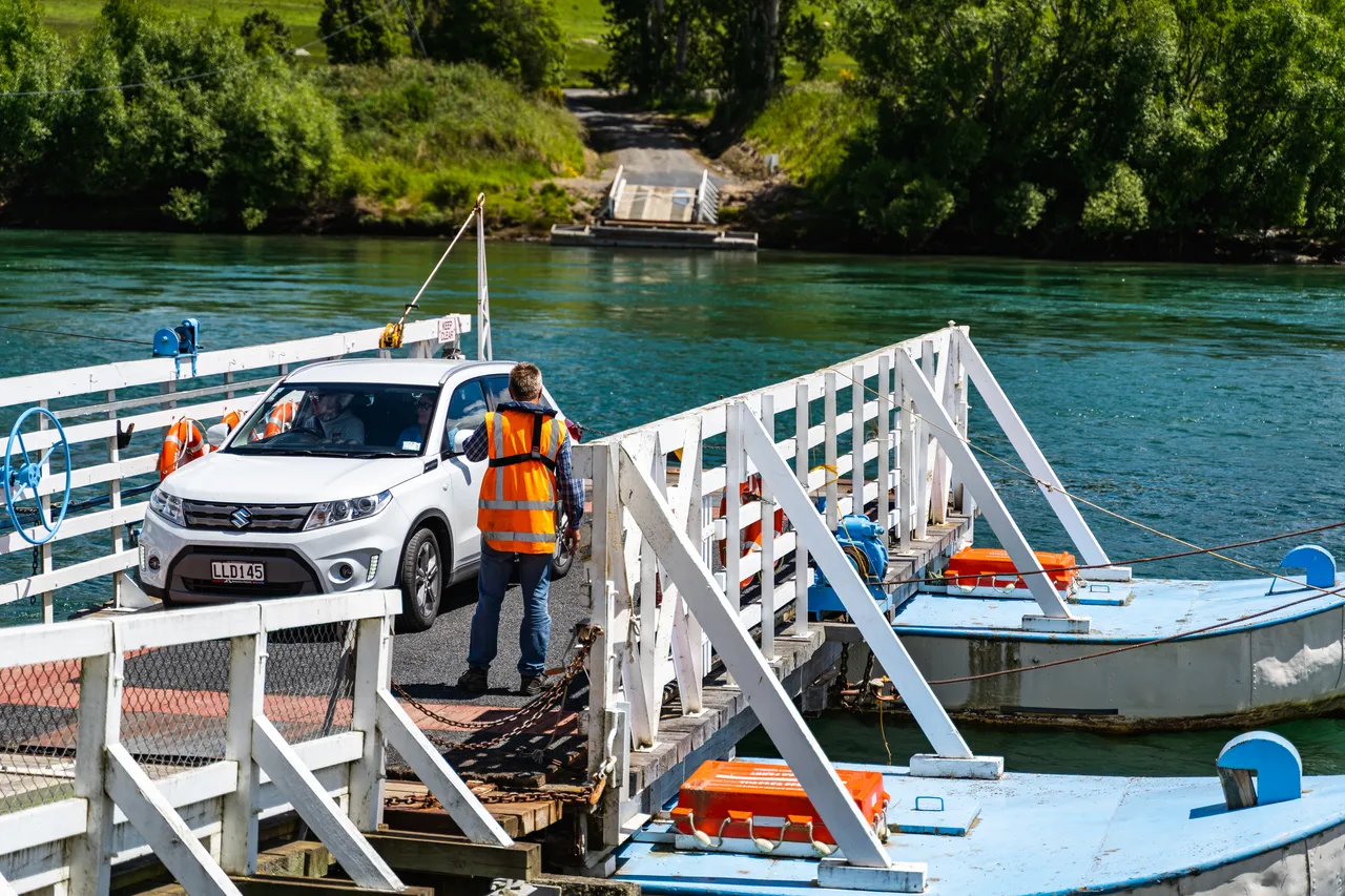 Tom Jones and car on the punt