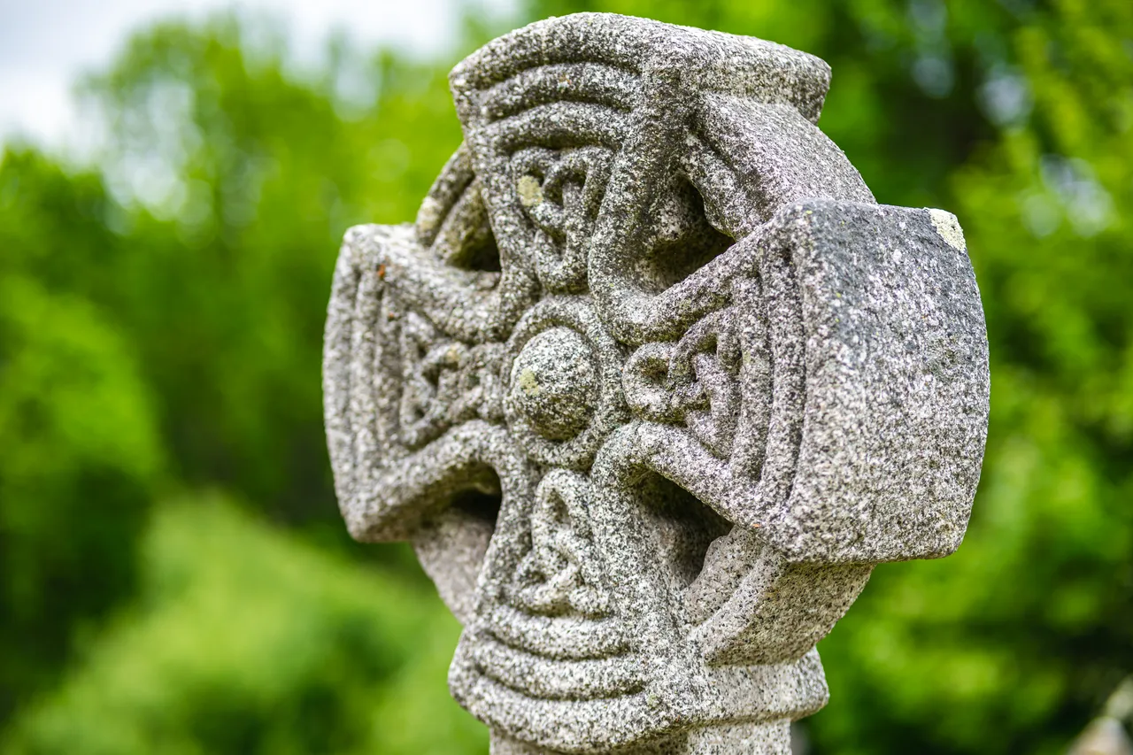 Details on headstone
