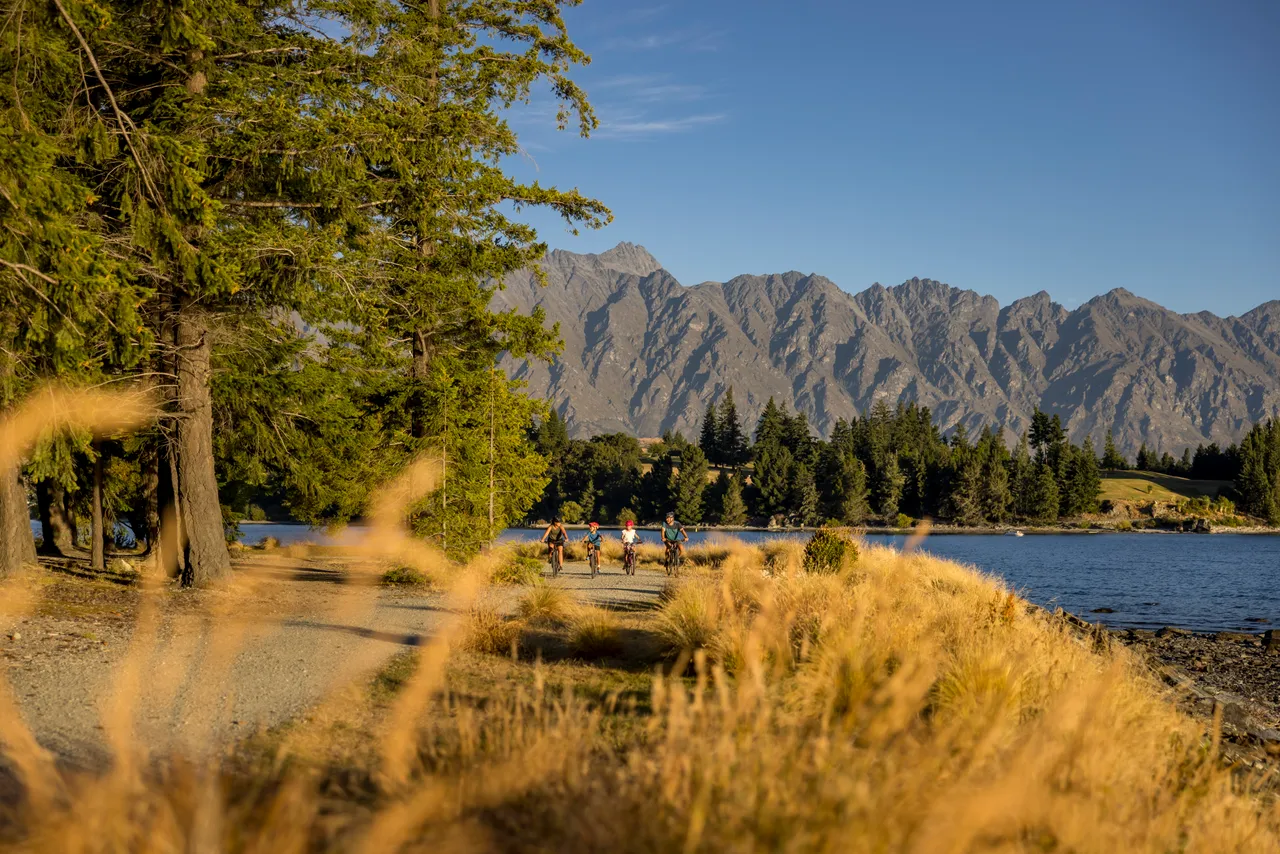 Family biking - Queenstown Gardens