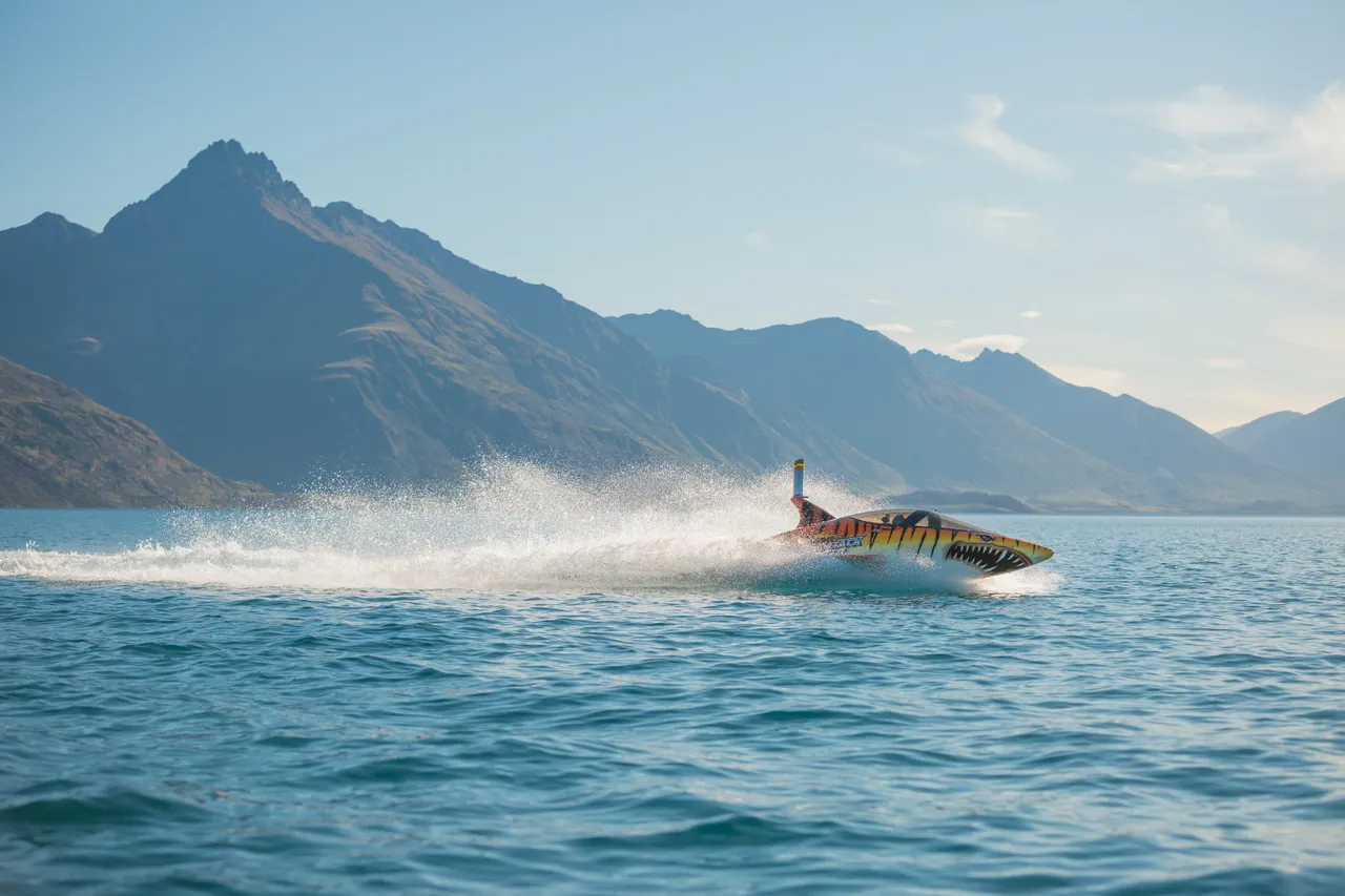 Hydro Attack Shark Ride