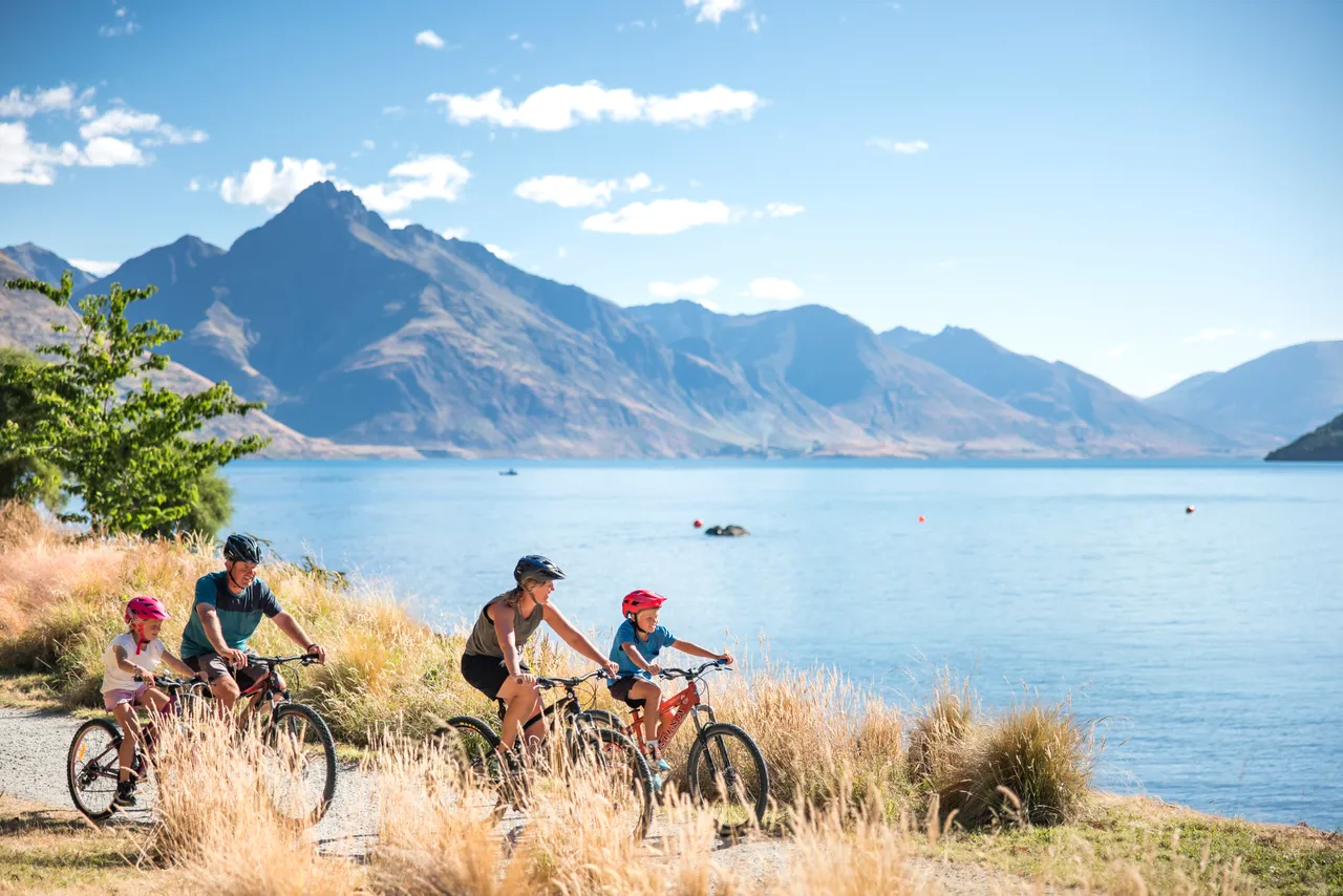 Family biking - Queenstown Gardens