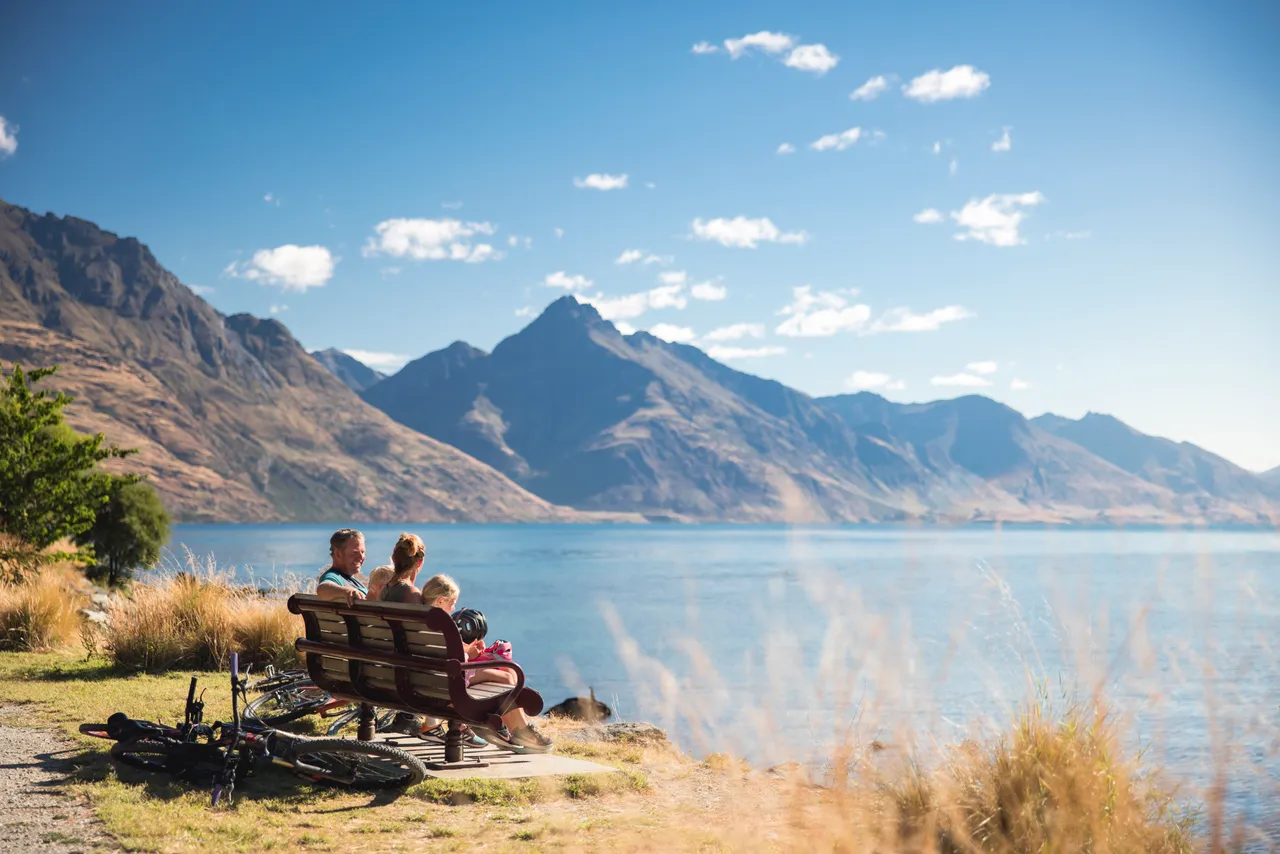 Family biking - Queenstown Gardens