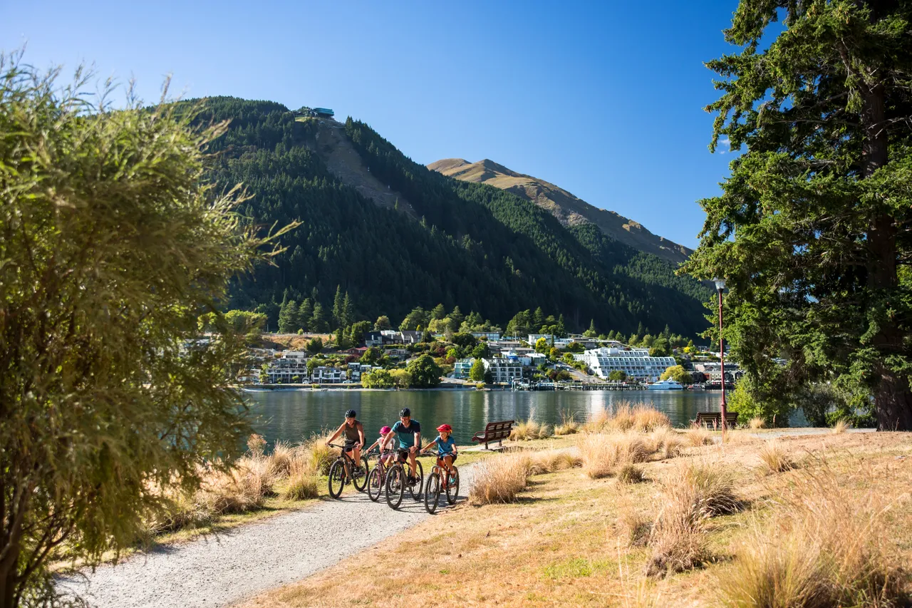 Family biking - Queenstown Gardens
