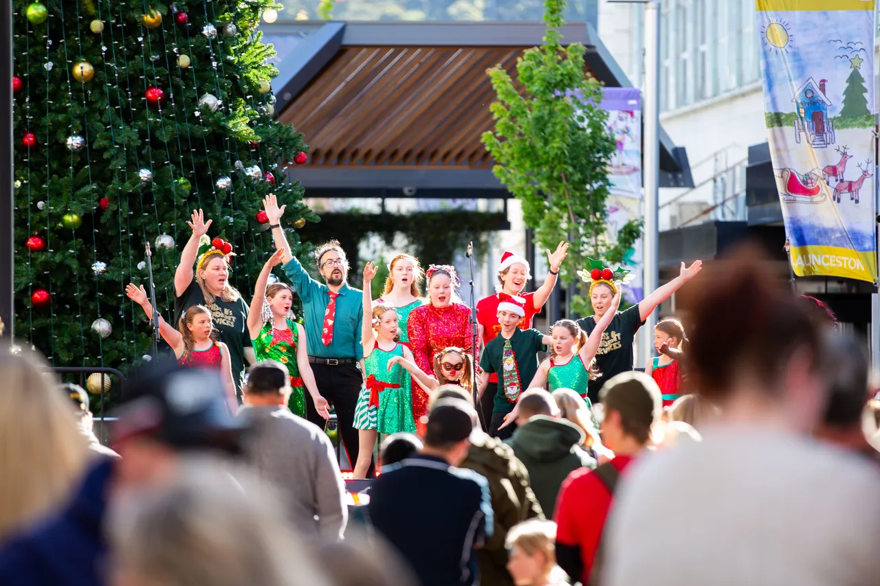 LightingoftheTree2025-38