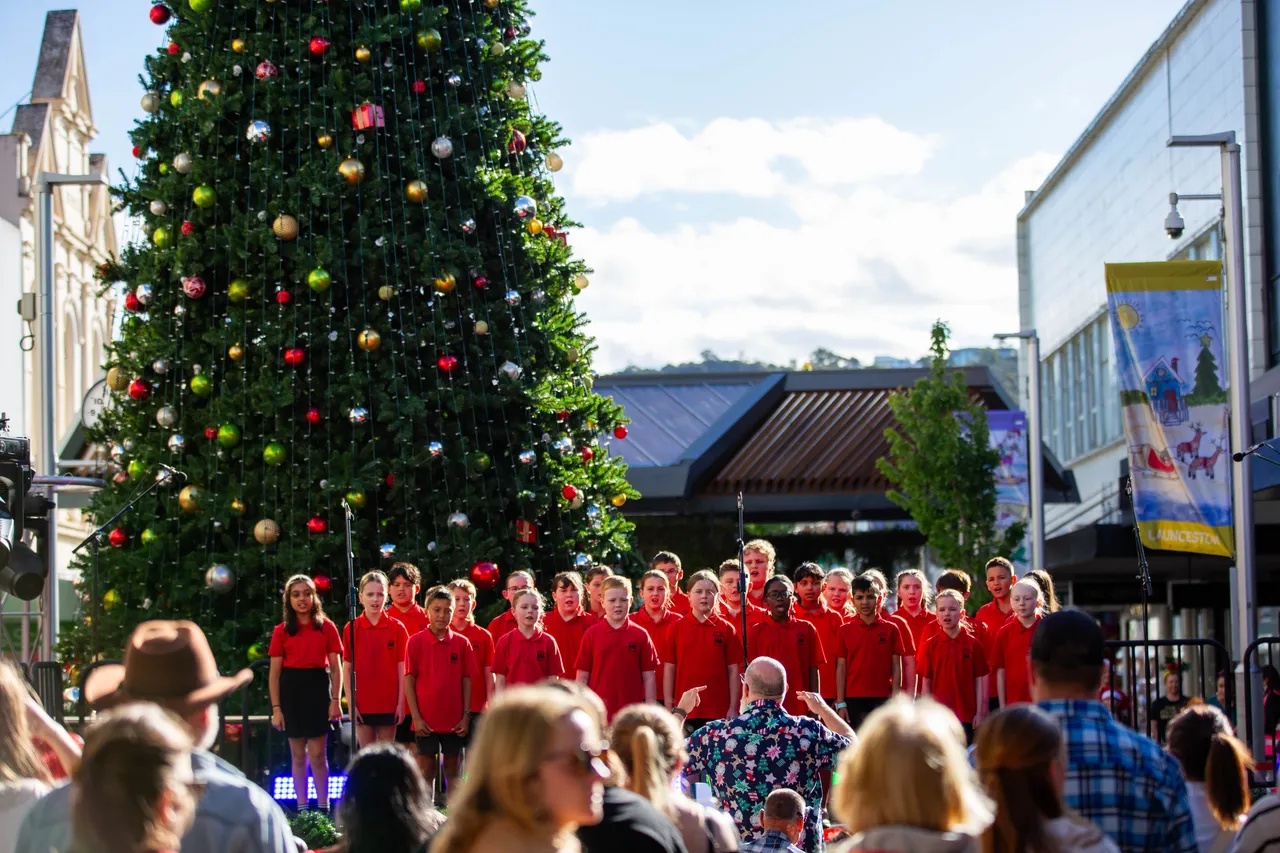 LightingoftheTree2025-31