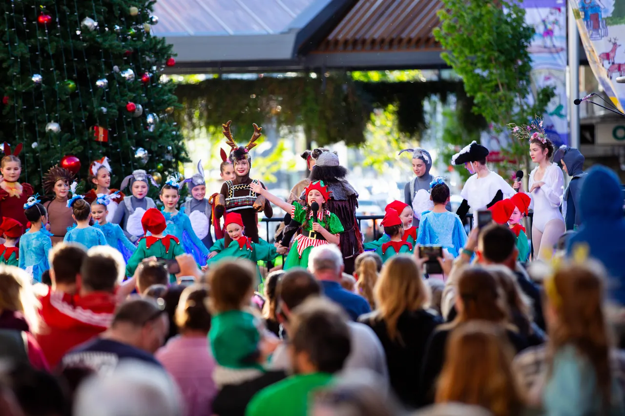 LightingoftheTree2025-48