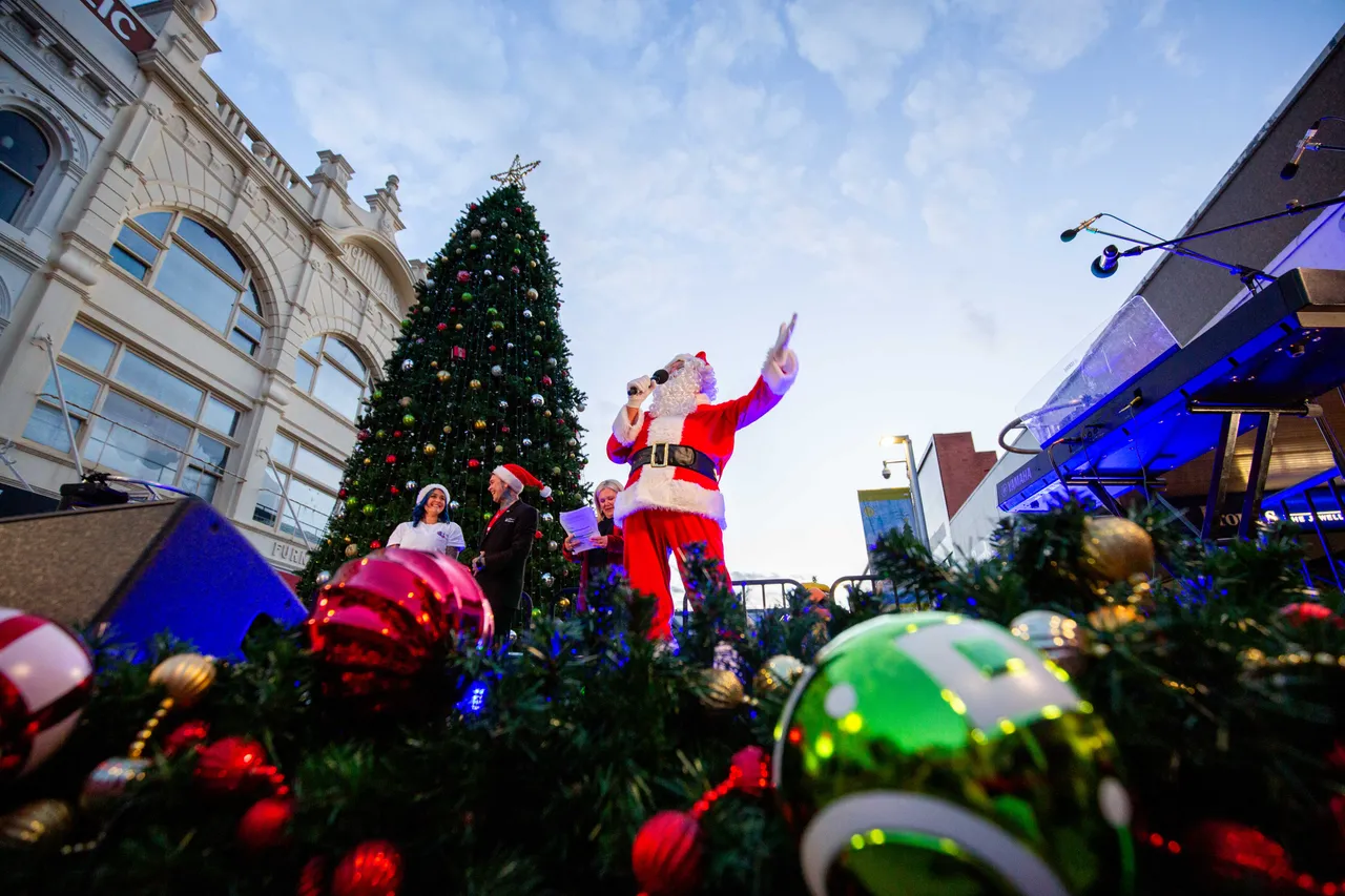 LightingoftheTree2025-83