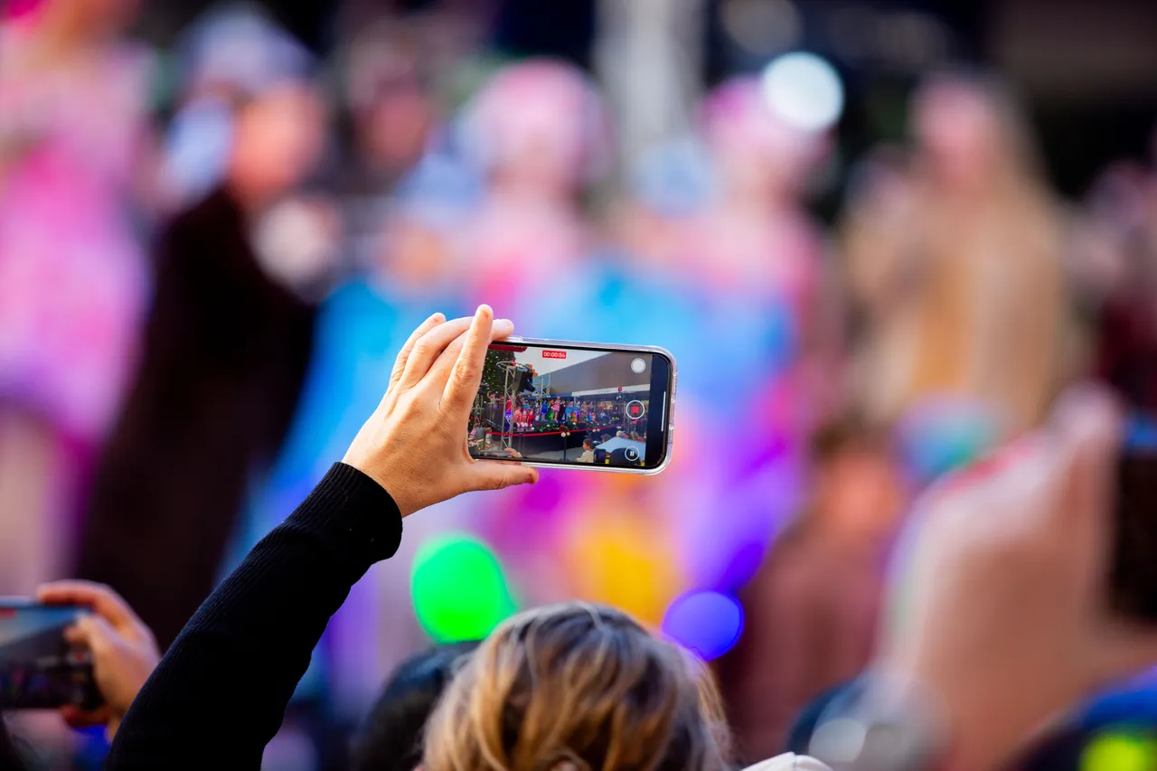 LightingoftheTree2025-52