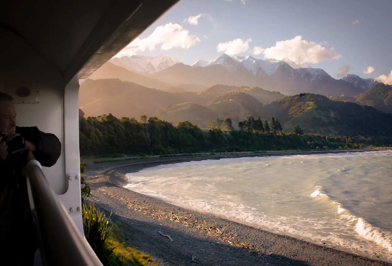 Coastal Pacific curving around Mangamaunu Bay