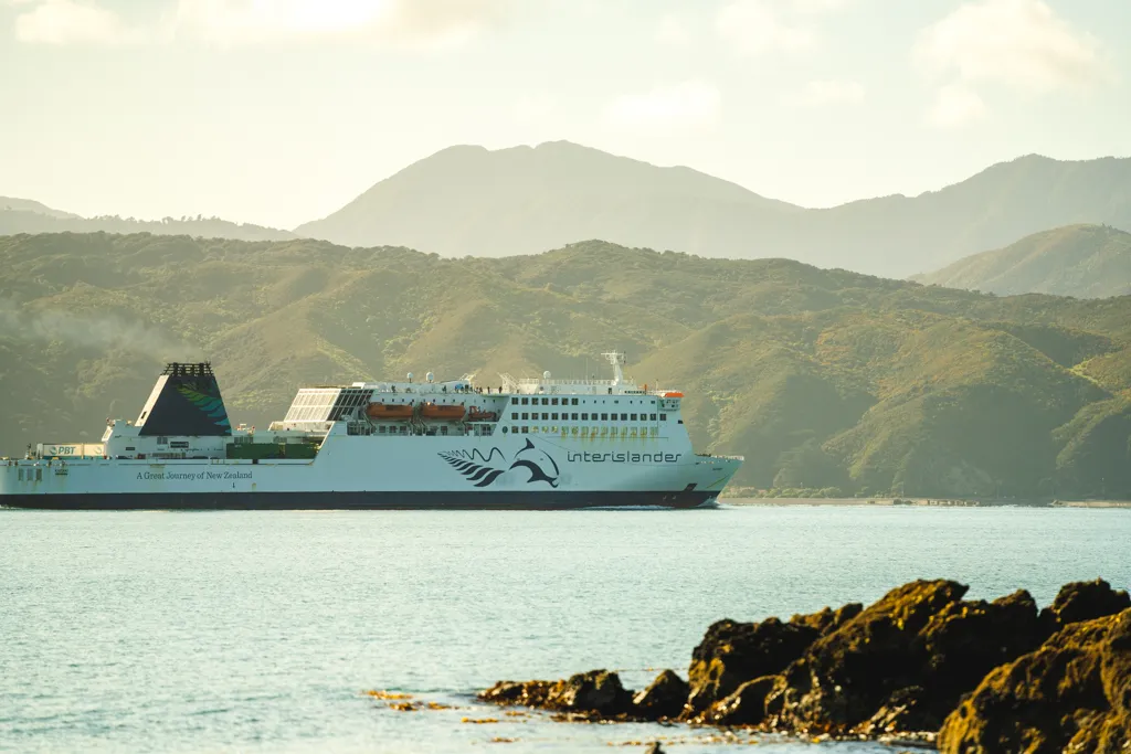 Kaitaki-leaving-Wellington-Interislander-JS-026