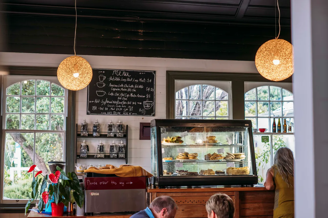 People eating at the Courthouse Cafe in Collingwood, Golden Bay