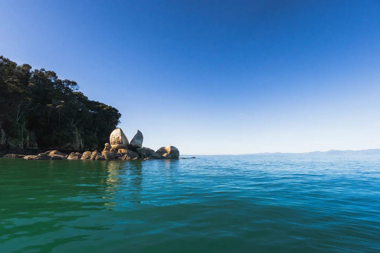Split Apple Rock (Toka Ngāwha) at sunrise Kaiteriteri