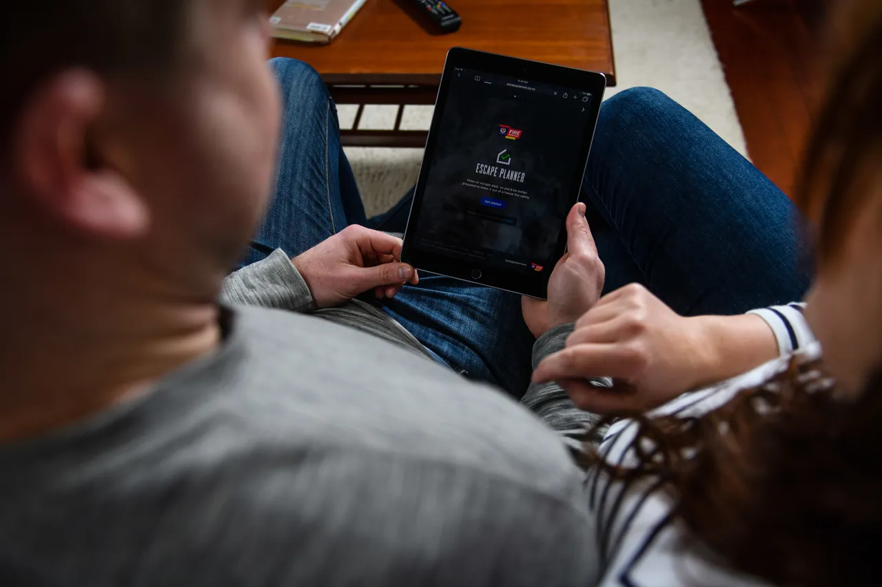 Couple using Escape Planner website