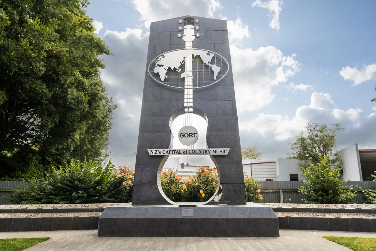 Hands of Fame Statue