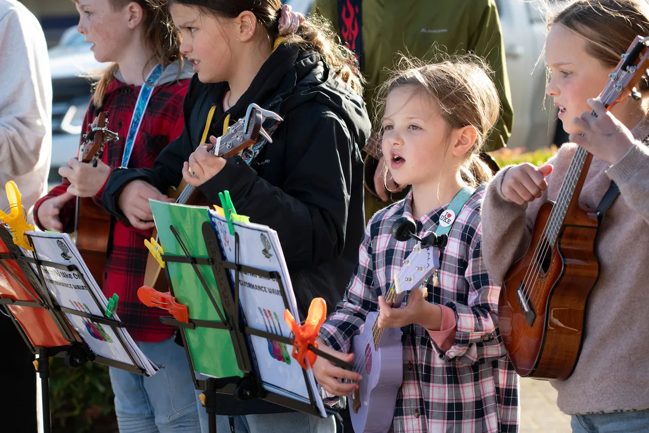 Children playing ukuleles 