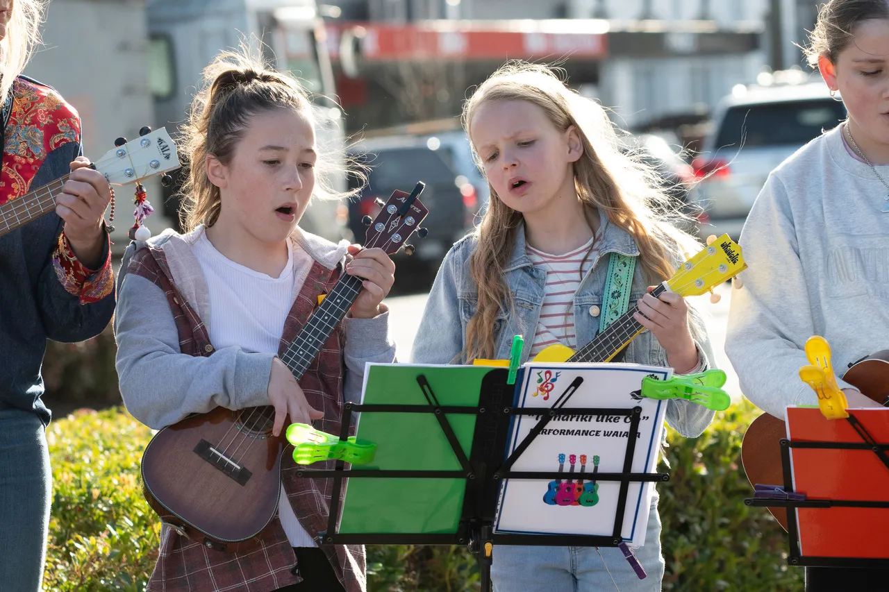 Children playing ukuleles 