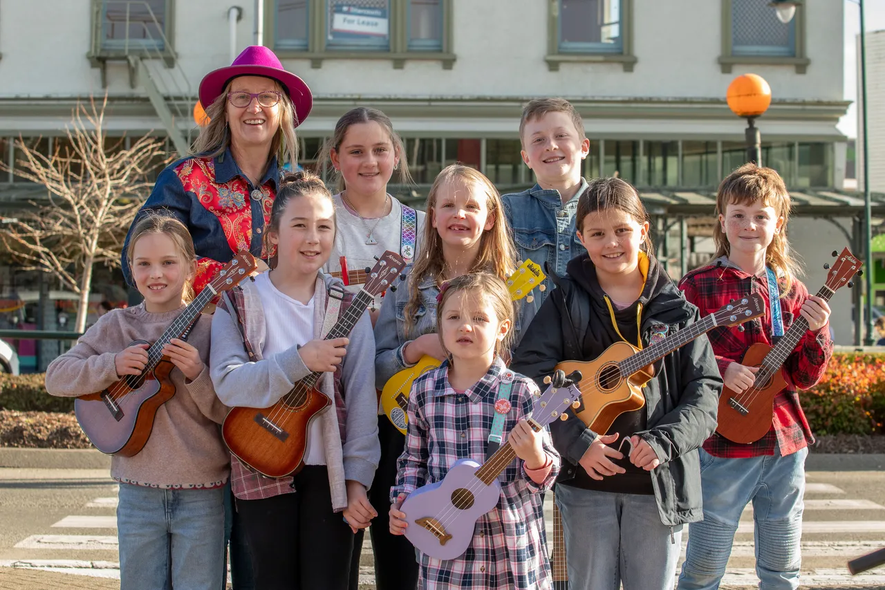 Children playing ukuleles 