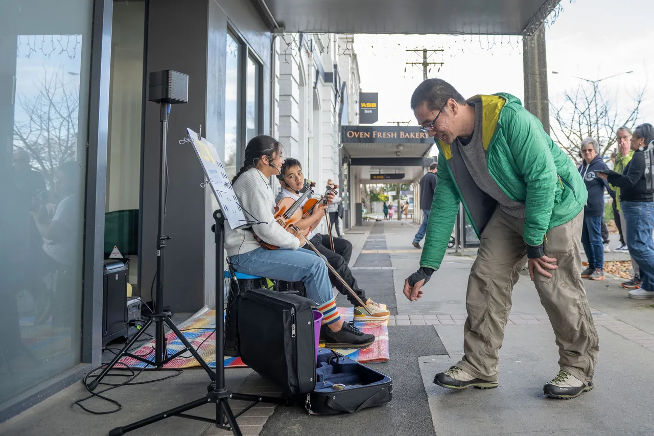 Man pays buskers