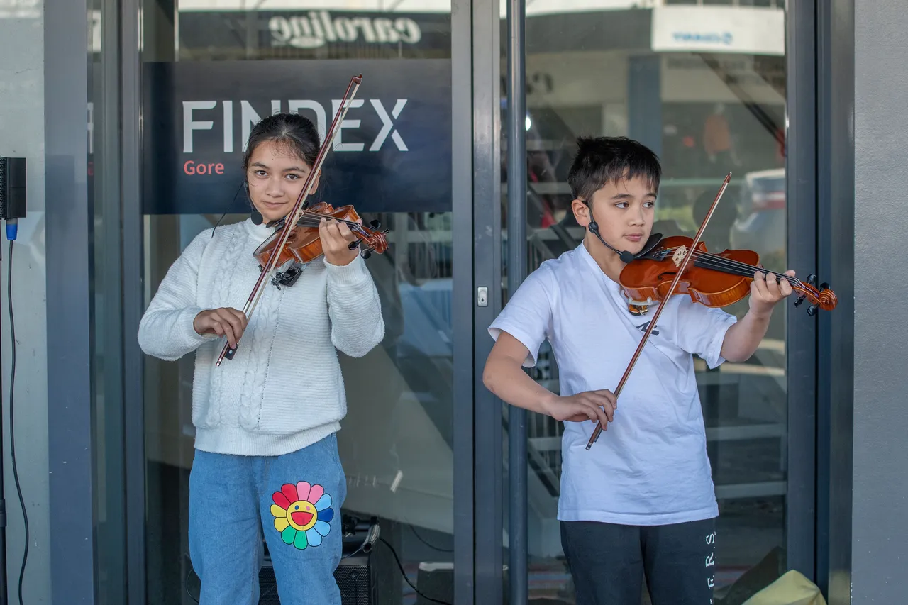 Children playing violins