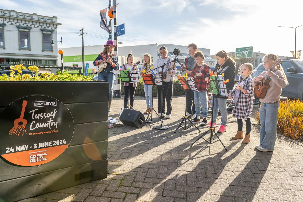 Children playing ukuleles 