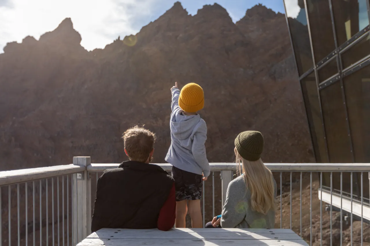 Family dining outdoors on Mt Ruapehu admiring the pinnacles at Whakapapa