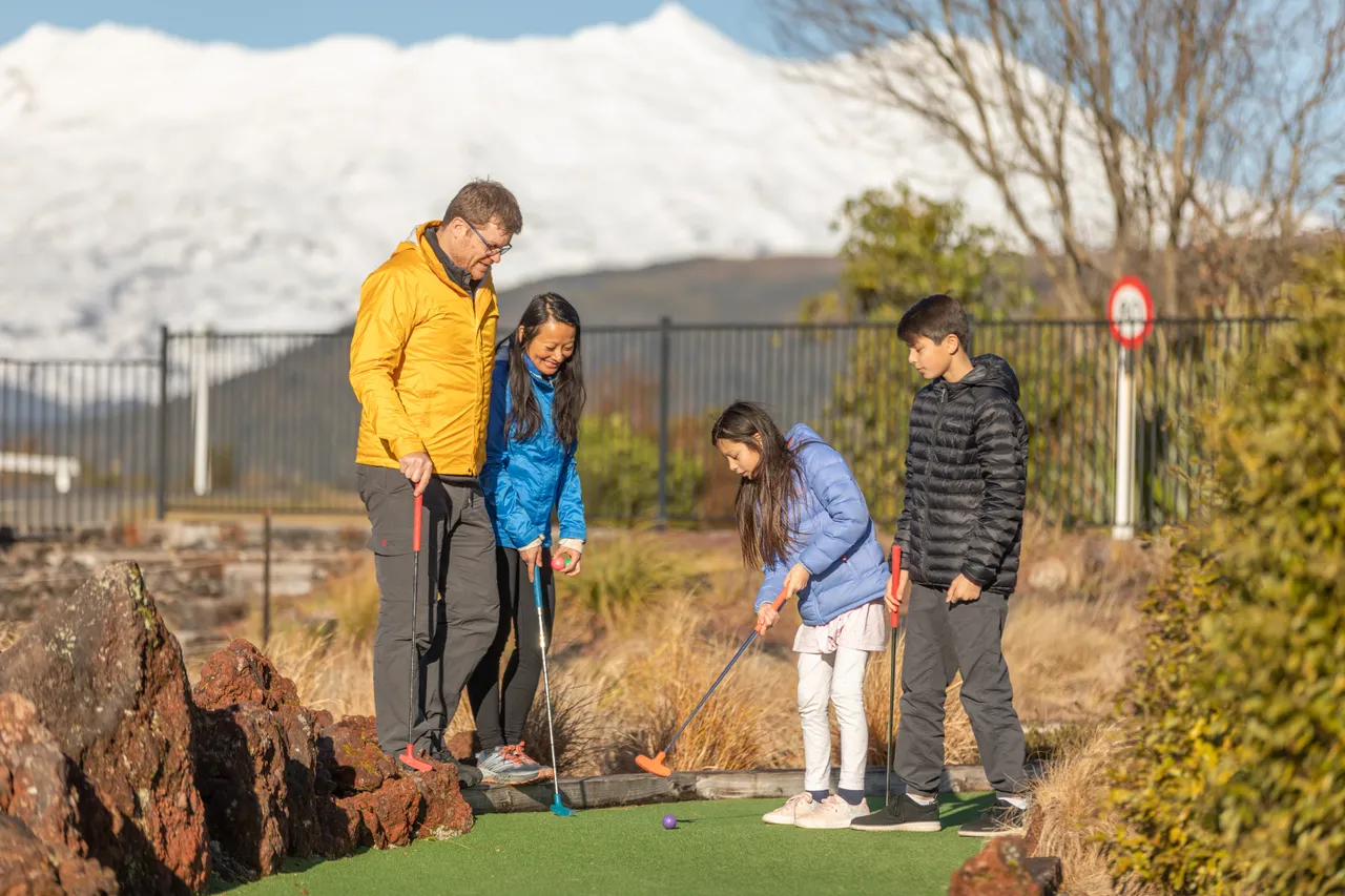 Family playing mini golf at Schnapps