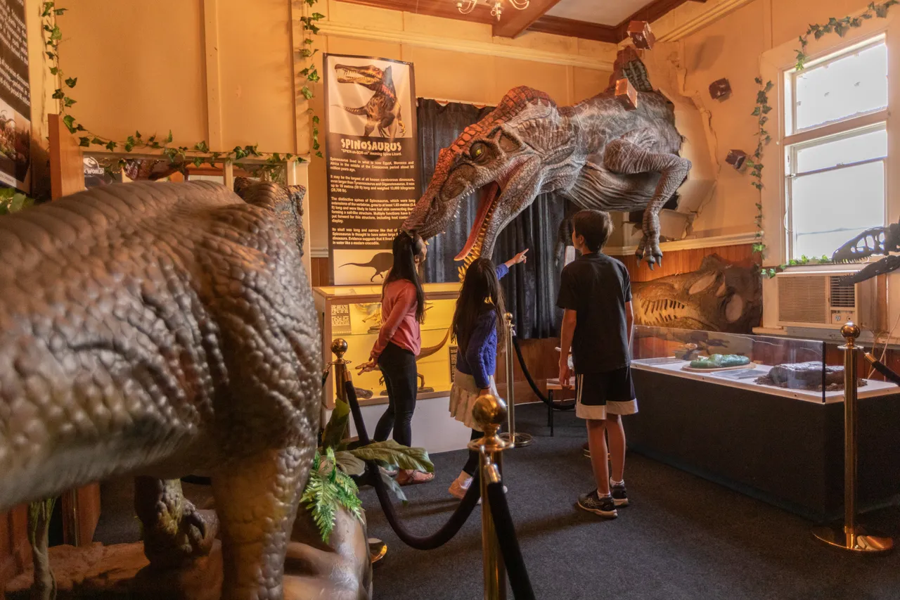 Giant dinos at Raetihi-s Dinosaur House