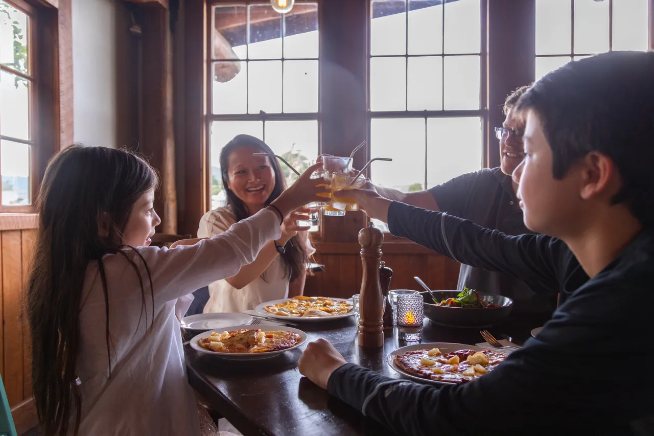 Family meal time in Ohakune