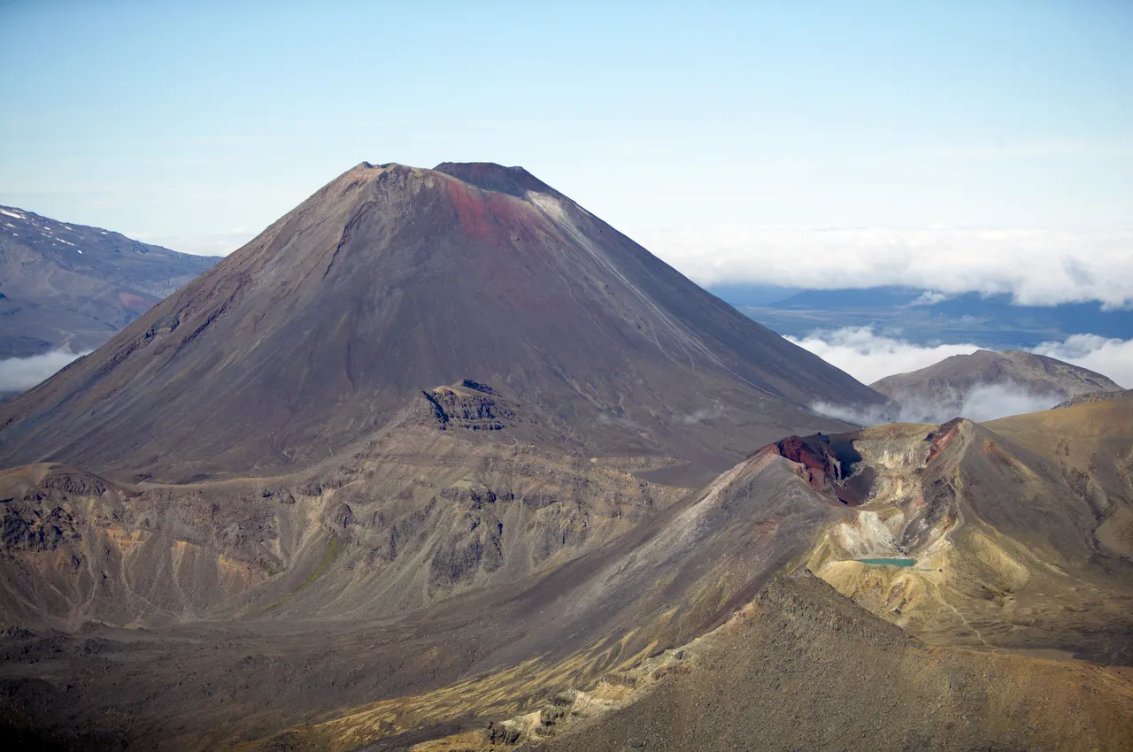 Aerial_View_of_Tongariro_Alpine_Crossing_2.jpg