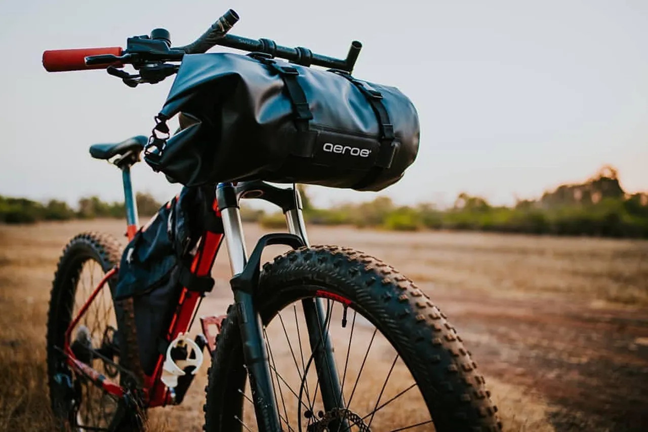 Bike-lifestyle-front-fork-with-bag