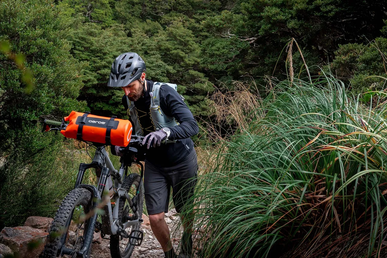 aeroe-handlebar-cradle-drybags