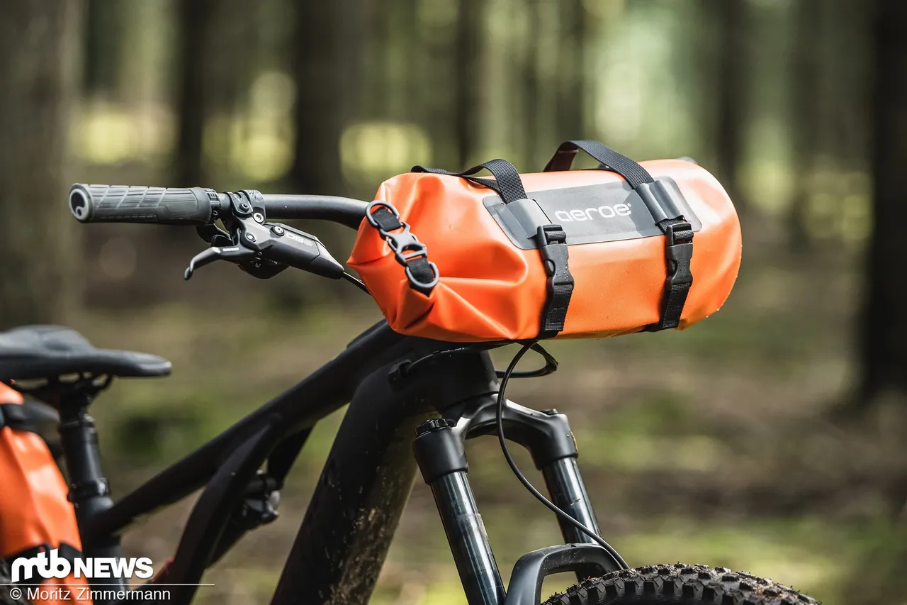 EMTB aeroe handlebar bags front