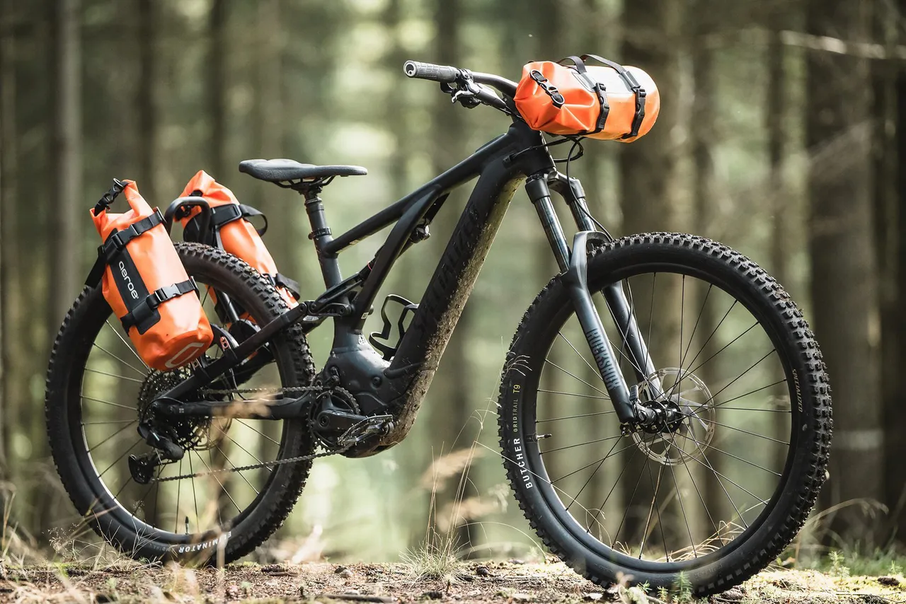 heavy-duty-dry-bag-8l-spider-rear-rack-EMTB