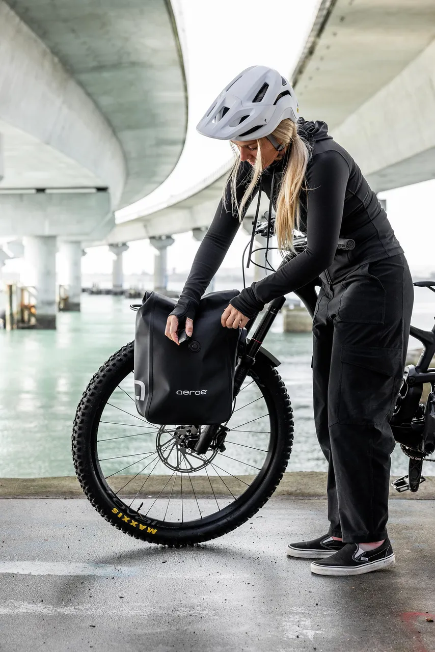 Urban_Pannier_Bag_closing