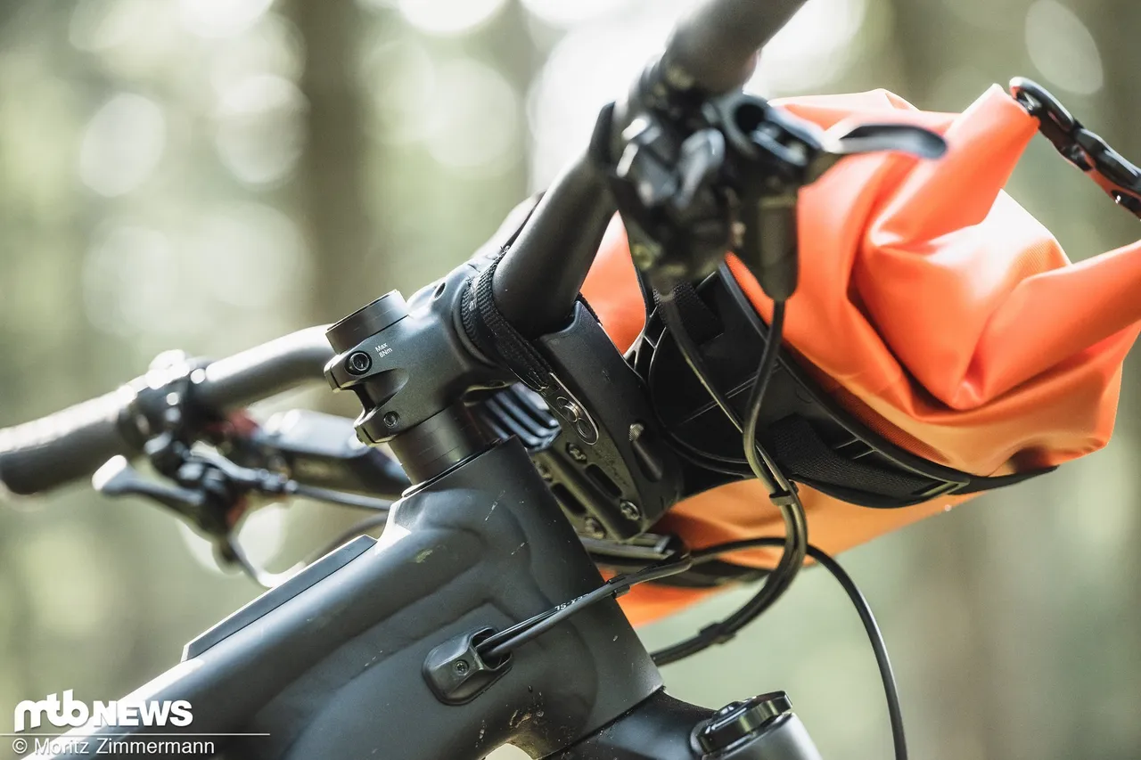 EMTB aeroe handlebar bags back