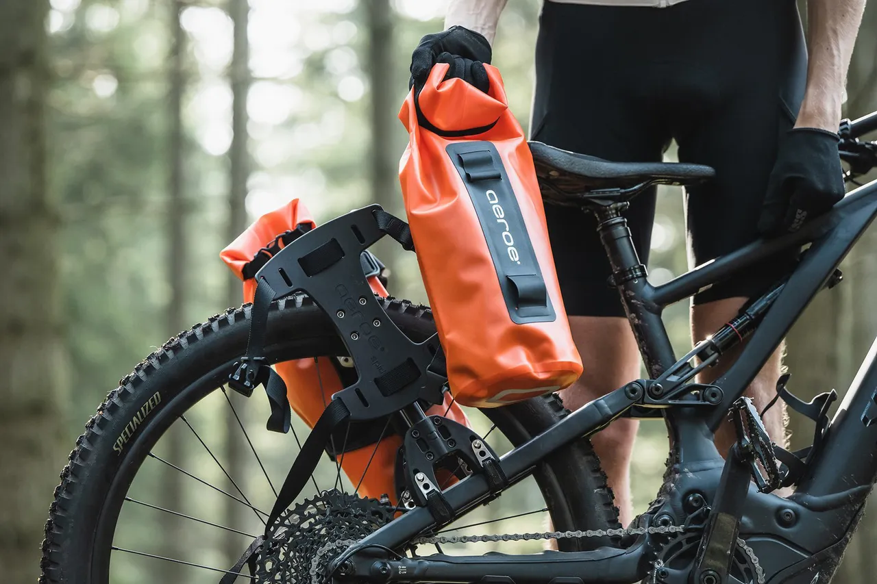aeroe-cradle-heavy-duty-dry-bag-8l-spider-rear-rack