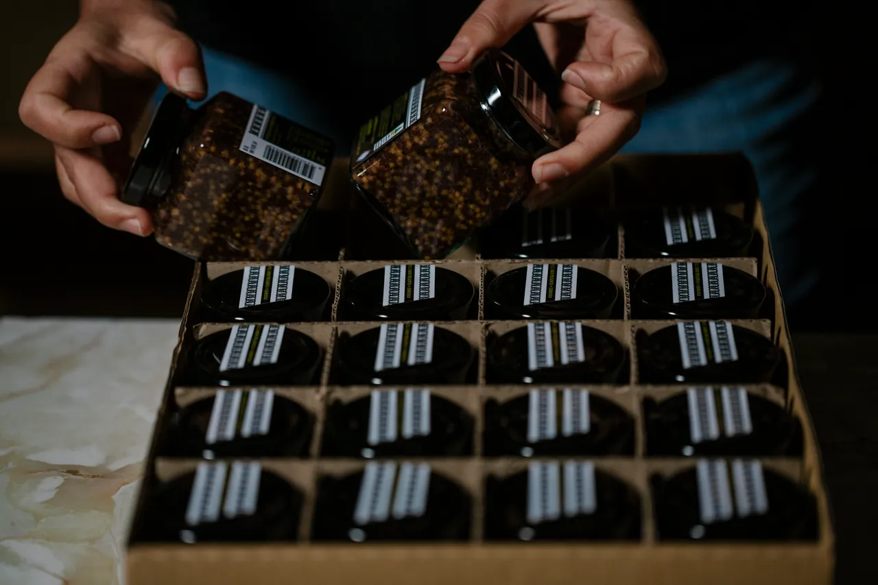 Hill Farm Preserves Mustard Packing