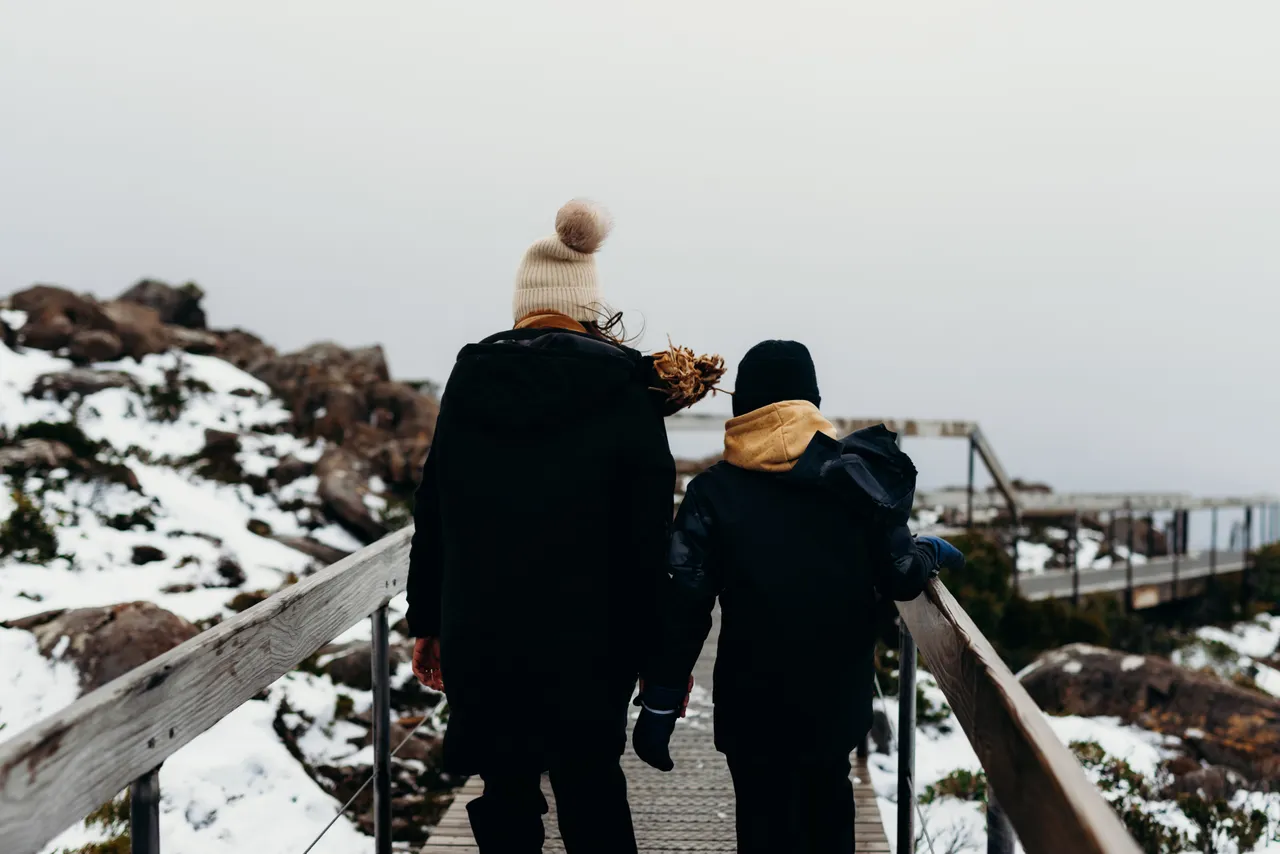 People in snow on kunanyi / Mount Wellington