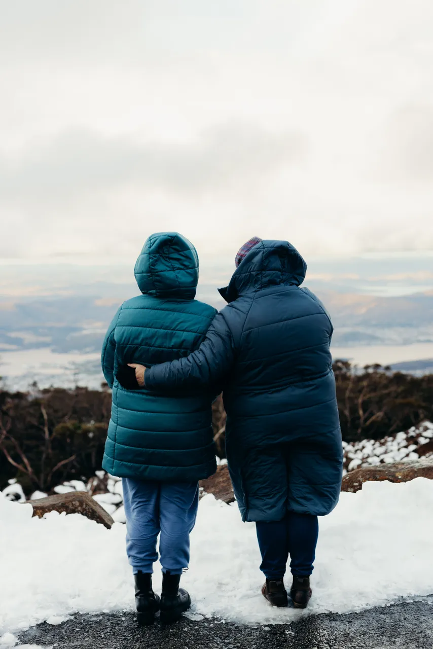 People in snow on kunanyi / Mount Wellington